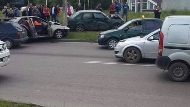 ACCIDENT GRAV în Capitală! O persoană, transportată de urgenţă la spital (FOTO)