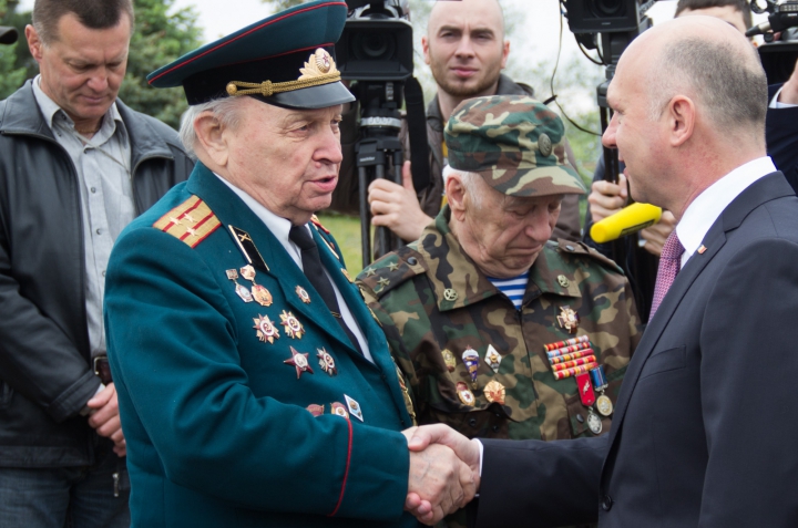 Pavel Filip, la ceremonia consacrată Zilei Victoriei şi eroilor căzuţi pentru Independenţă (FOTO)