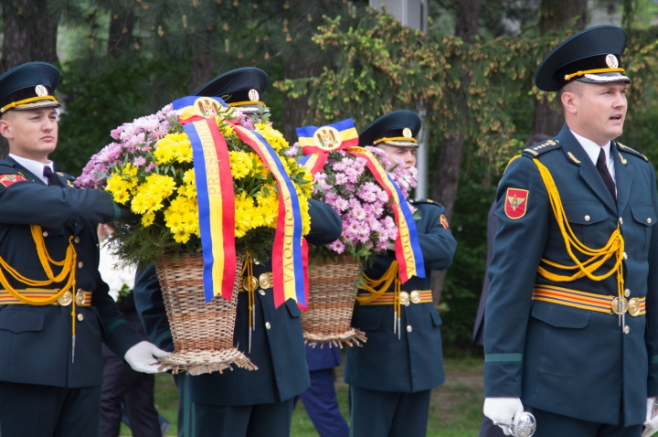 Pavel Filip, la ceremonia consacrată Zilei Victoriei şi eroilor căzuţi pentru Independenţă (FOTO)