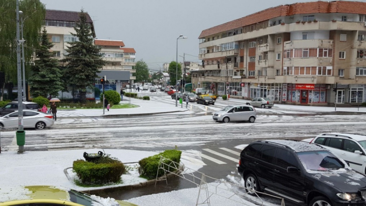 Grindina a acoperit un oraş din România în doar 30 de minute! Oamenii au rămas blocați (FOTO)