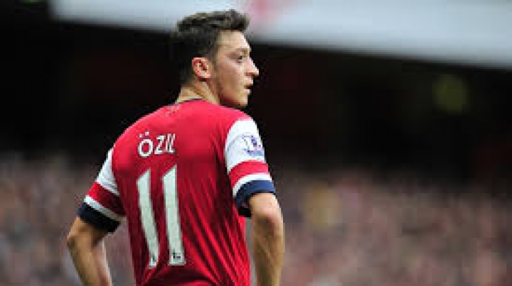 Mesut Ozil a renunțat la vacanță pentru caritate. Fotbalistul a mers într-o tabără de refugiaţi (VIDEO)