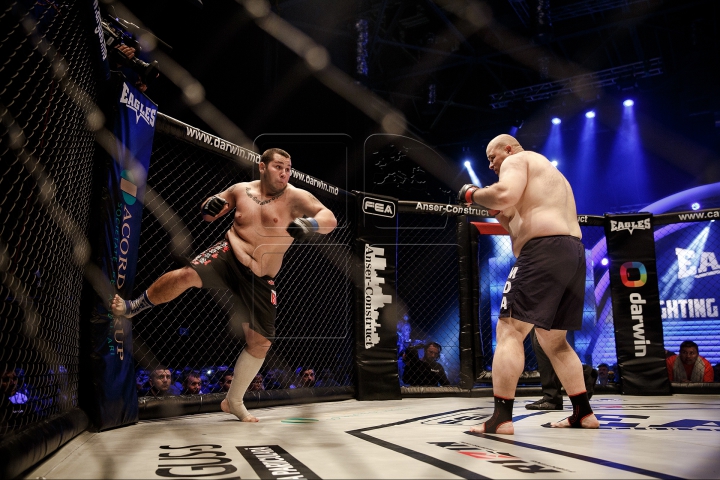 SPECTACOL şi LOVITURI DEVASTATOARE la turneul de MMA de la Chişinău (FOTOREPORT)