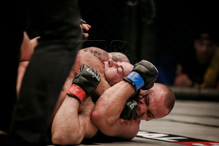 SPECTACOL şi LOVITURI DEVASTATOARE la turneul de MMA de la Chişinău (FOTOREPORT)