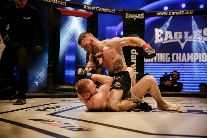 SPECTACOL şi LOVITURI DEVASTATOARE la turneul de MMA de la Chişinău (FOTOREPORT)