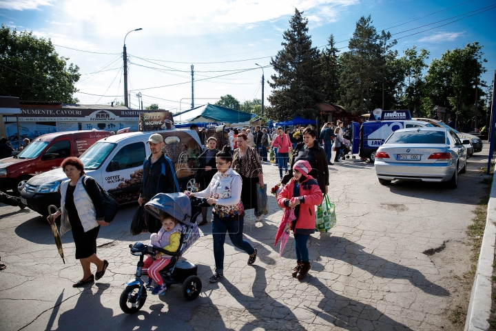 Cimitirile, furnicare adevărate de Paştele Blajinilor. Mii de oameni i-au pomenit pe cei dragi (FOTO)