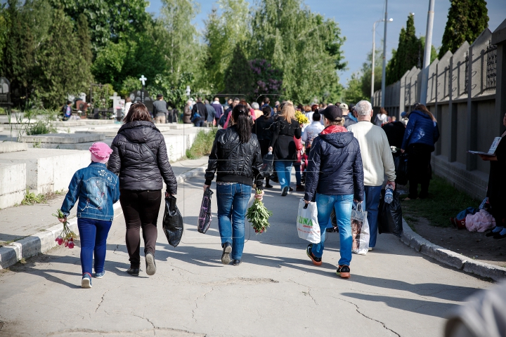 Cimitirile, furnicare adevărate de Paştele Blajinilor. Mii de oameni i-au pomenit pe cei dragi (FOTO)