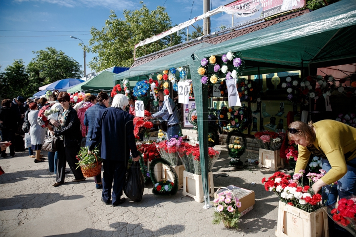 Cimitirile, furnicare adevărate de Paştele Blajinilor. Mii de oameni i-au pomenit pe cei dragi (FOTO)