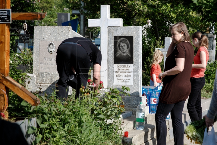 Cimitirile, furnicare adevărate de Paştele Blajinilor. Mii de oameni i-au pomenit pe cei dragi (FOTO)