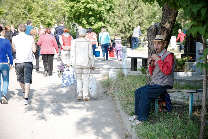 Cimitirile, furnicare adevărate de Paştele Blajinilor. Mii de oameni i-au pomenit pe cei dragi (FOTO)