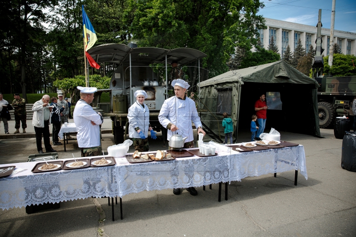 Piaţa Marii Adunări Naţionale, plină de vehicule militare americane (FOTOREPORT)