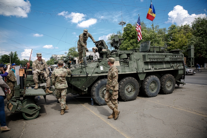 Piaţa Marii Adunări Naţionale, plină de vehicule militare americane (FOTOREPORT)