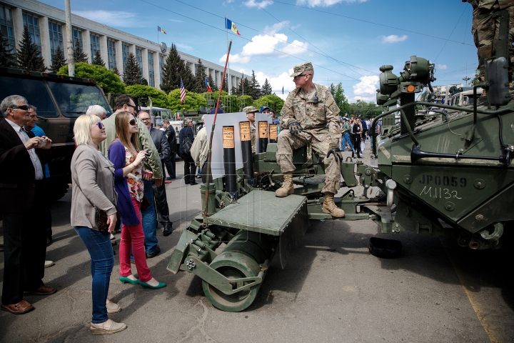 Piaţa Marii Adunări Naţionale, plină de vehicule militare americane (FOTOREPORT)