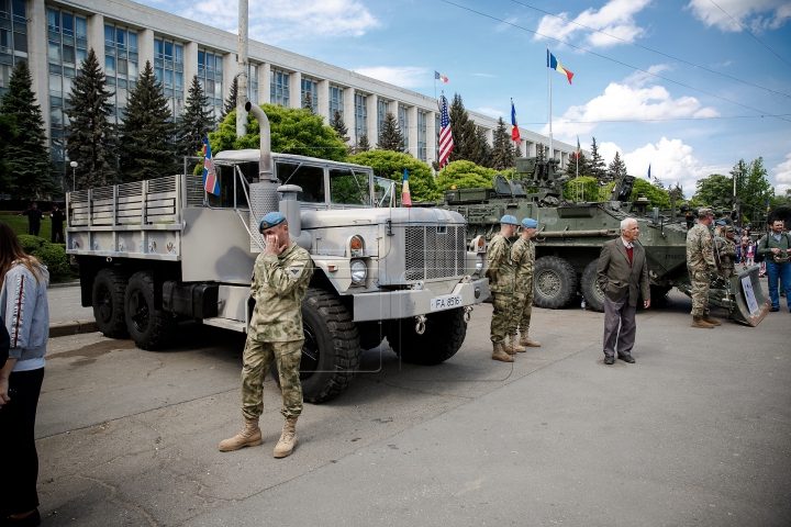 Piaţa Marii Adunări Naţionale, plină de vehicule militare americane (FOTOREPORT)