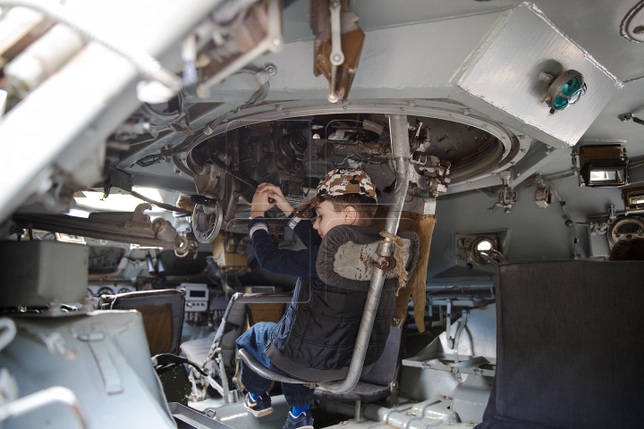 Piaţa Marii Adunări Naţionale, plină de vehicule militare americane (FOTOREPORT)