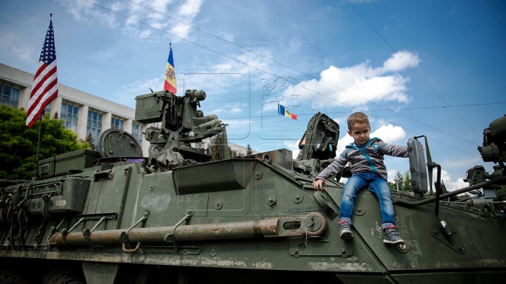 Piaţa Marii Adunări Naţionale, plină de vehicule militare americane (FOTOREPORT)