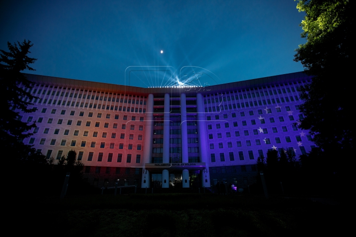 Show de lumini! Clădirea Parlamentului, iluminată în culorile Drapelului de Stat şi a Europei (FOTOREPORT)