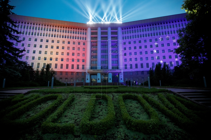 Show de lumini! Clădirea Parlamentului, iluminată în culorile Drapelului de Stat şi a Europei (FOTOREPORT)