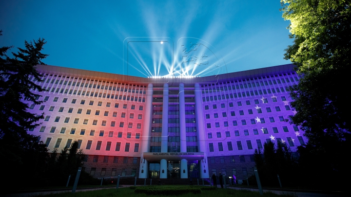 Show de lumini! Clădirea Parlamentului, iluminată în culorile Drapelului de Stat şi a Europei (FOTOREPORT)