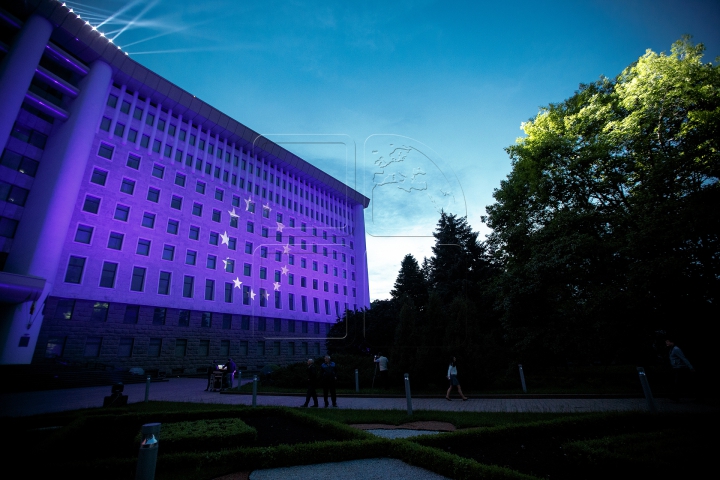 Show de lumini! Clădirea Parlamentului, iluminată în culorile Drapelului de Stat şi a Europei (FOTOREPORT)