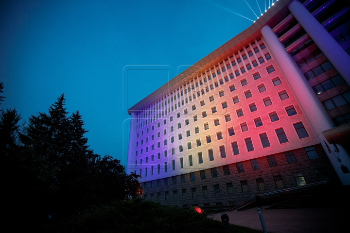 Show de lumini! Clădirea Parlamentului, iluminată în culorile Drapelului de Stat şi a Europei (FOTOREPORT)