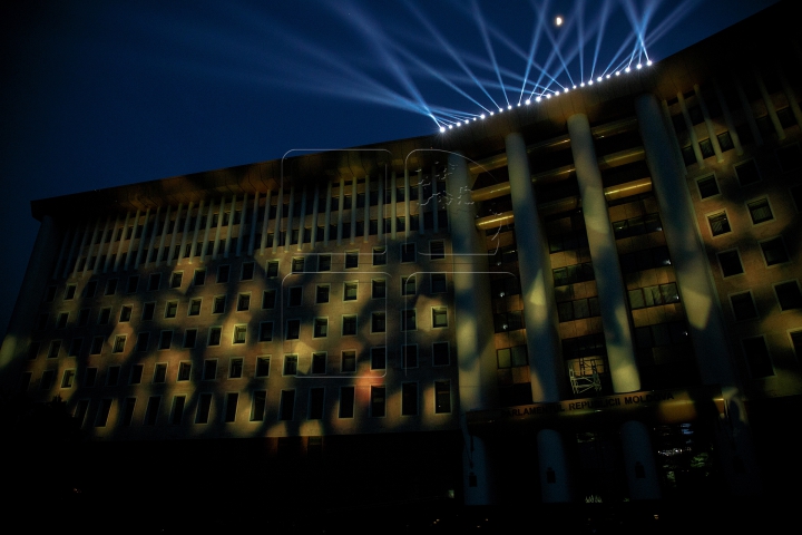 Show de lumini! Clădirea Parlamentului, iluminată în culorile Drapelului de Stat şi a Europei (FOTOREPORT)