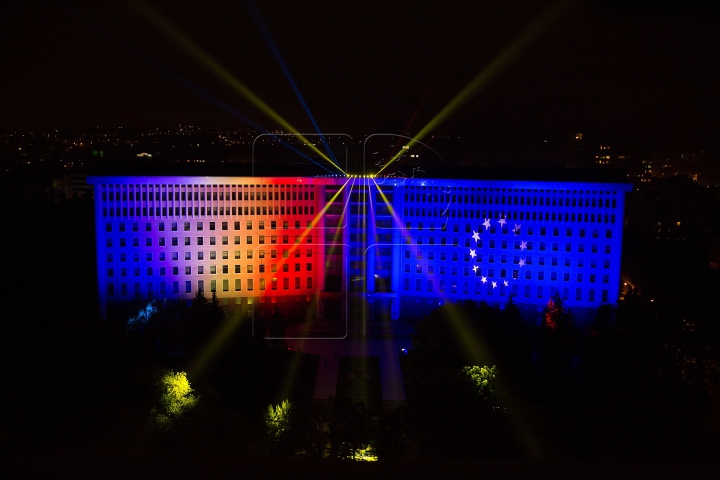 Show de lumini! Clădirea Parlamentului, iluminată în culorile Drapelului de Stat şi a Europei (FOTOREPORT)