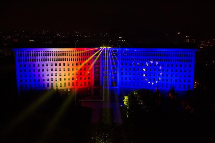 Show de lumini! Clădirea Parlamentului, iluminată în culorile Drapelului de Stat şi a Europei (FOTOREPORT)