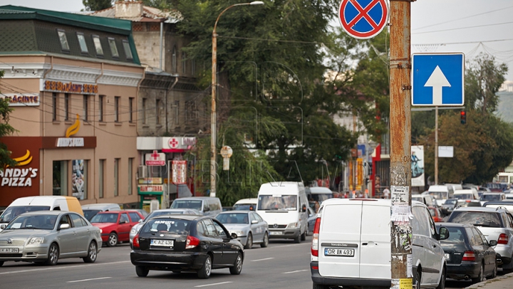 CHERCHELIT şi PUS PE ŞOTII! Un bărbat face regulă într-o intersecţie din Chişinău (VIDEO VIRAL)