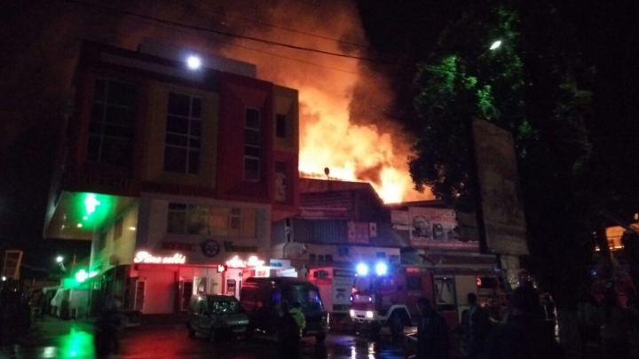 INCENDIU DEVASTATOR în Capitală. Un magazin de construcții din Piaţa Centrală A LUAT FOC (FOTO/VIDEO)