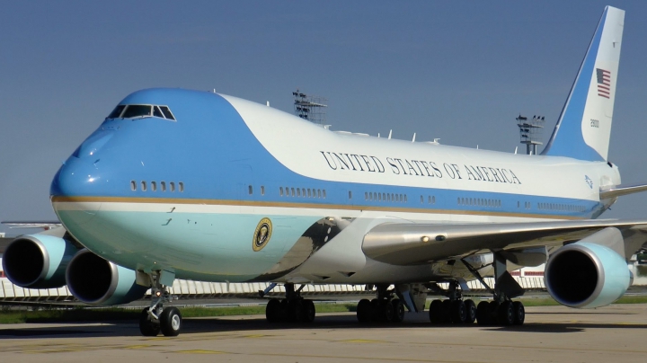 Alertă la baza aeriană militară unde se află avionul Air Force One. Anunțul unei femei a creat panică