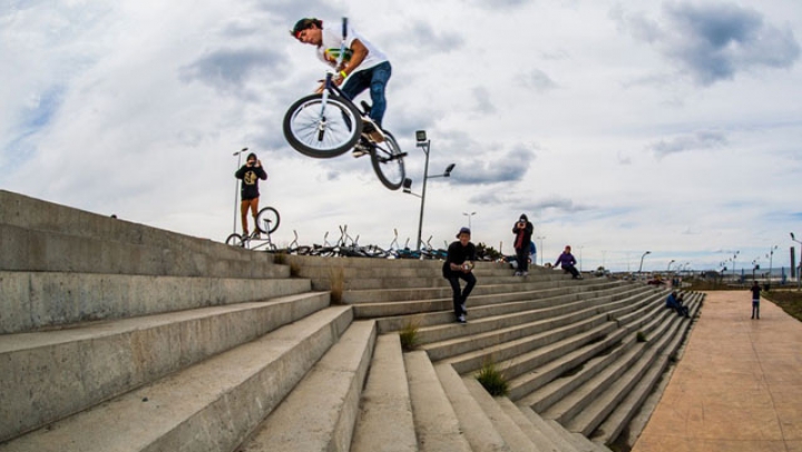 ACROBAŢIE SENZAŢIONALĂ! Kenneth Tencio a realizat cu bicicleta un back-flip pe scări