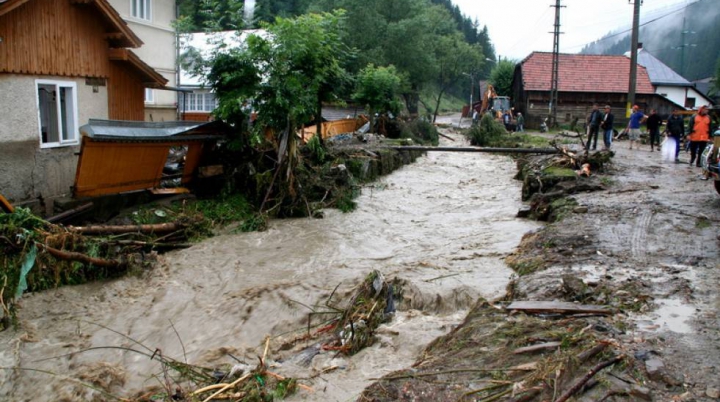 O ploaie torenţială a provocat INUNDAŢII în judeţul Prahova din România (VIDEO)