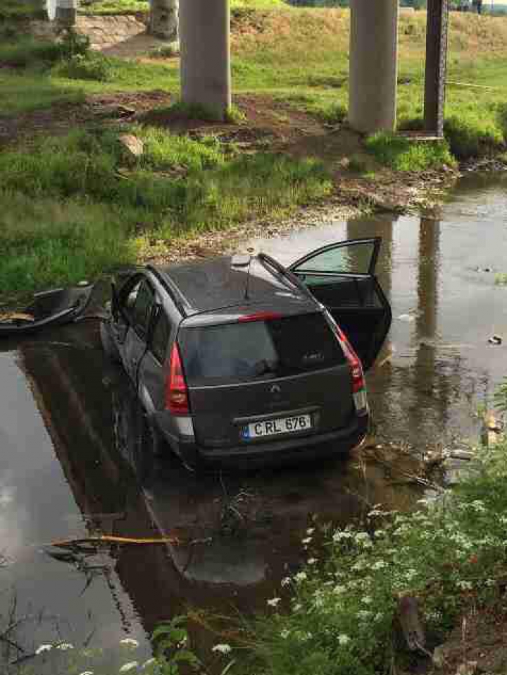 GRAV ACCIDENT pe traseul Chişinău - Dubăsari! O maşină a căzut de pe pod (FOTO)