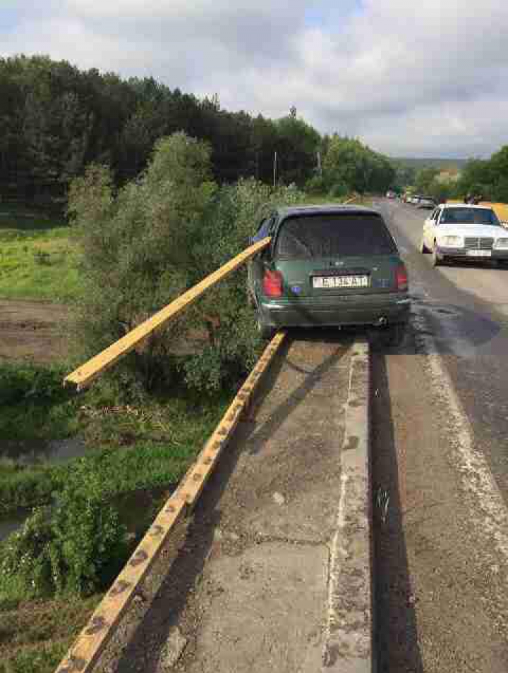 GRAV ACCIDENT pe traseul Chişinău - Dubăsari! O maşină a căzut de pe pod (FOTO)