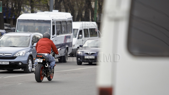 EROUL DIN TRAFIC! Gestul pentru care un motociclist a fost sărutat de o femeie (VIDEO)