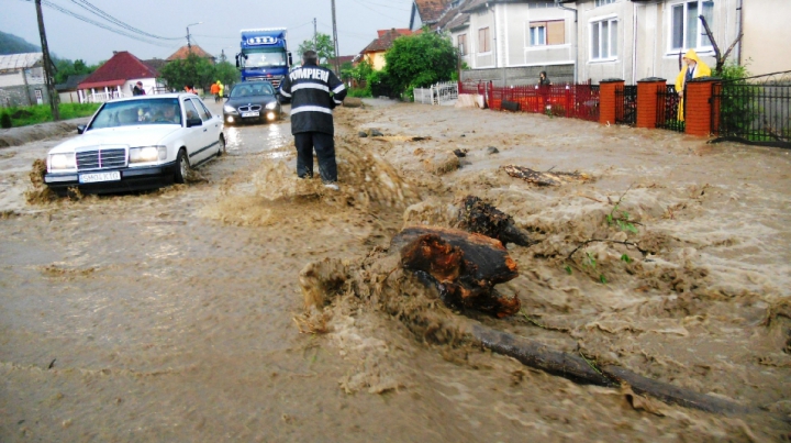 PLOI TORENŢIALE în România. Zece mașini au fost luate de ape şi mai multe case inundate (VIDEO)