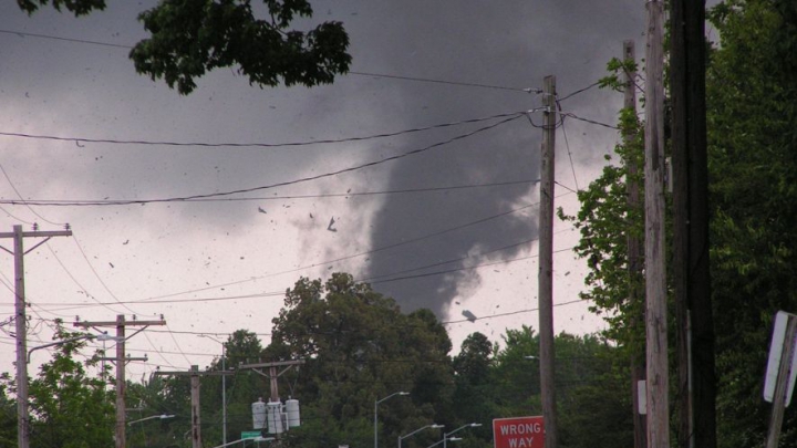 Tornadele fac ravagii în statul american Kentucky! Zeci de familii au rămas fără locuințe (FOTO/VIDEO)