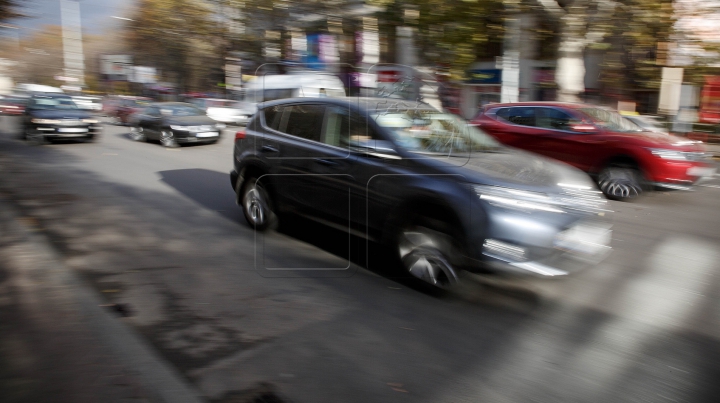 ŢOPĂIALĂ ÎN TRAFIC! Fenomenul deosebit de periculos filmat pe un drum (VIDEO)