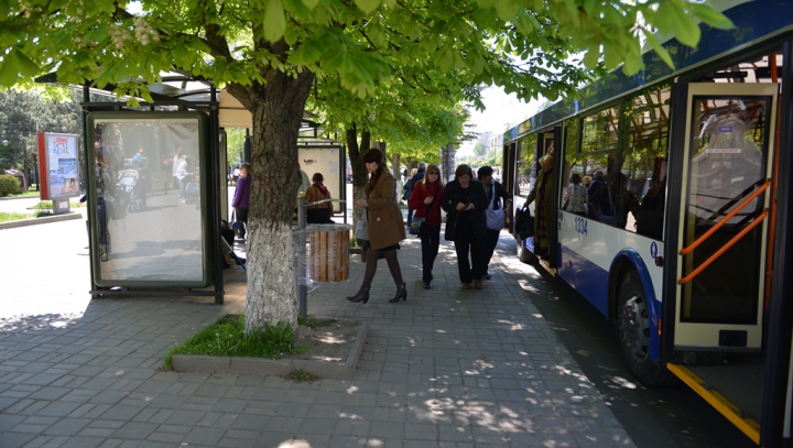 O tânără din Chişinău, jefuită în timp ce aştepta troleibuzul! Ce a spus hoţul când a fost reţinut