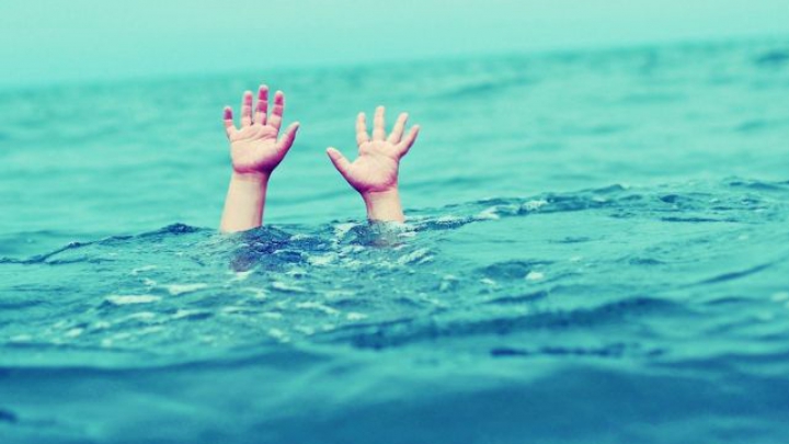 TRAGEDIE la Sângerei! Un copil, lăsat în grija bunicii, A MURIT ÎNECAT în lacul din localitate