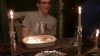 PERICOL LA ANIVERSARE! Ce a păţit un tânăr când a suflat în lumânările de pe tort (VIDEO)