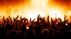 Un rocker s-a prăbușit pe scenă, în timpul unui concert. Oamenii i-au sărit în ajutor (VIDEO)