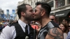 Cerere în căsătorie la PARADA GAY din Londra. Un polițist a EMOŢIONAT sute de oameni (FOTO/VIDEO)