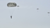 NO COMMENT! Militarii Armatei Naţionale  au executat salturi cu paraşuta (VIDEO)