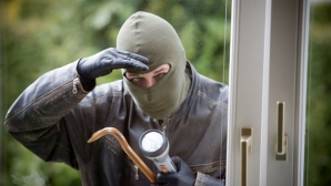 Naivitatea moldovenilor, bucuria hoţilor! De ce nu trebuie să îţi laşi locuinţa fără supraveghere când mergi în vacanţă