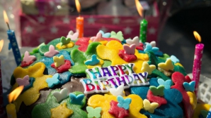 UIMITOR! O familie a cumpărat un tort pentru aniversarea fetiţei. Ce au găsit în el E DEZGUSTĂTOR