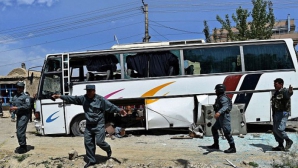 GROAZĂ! Bărbaţi înarmaţi au atacat trei autobuze. Cel puţin nouă oameni au murit