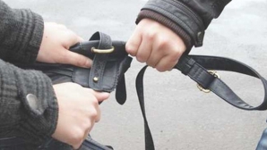 Le-a lovit, le-a doborât la pământ şi le-a furat geanta. FURT ca în filme în Capitală (VIDEO)