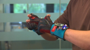 Doi studenţi au creat mănuşile capabile să traducă limbajul semnelor în vorbe
