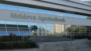 IMAGINI CUTREMURĂTOARE. Cum arată filiala Moldova Agroindbank în prag de prăbușire. REACȚIA BĂNCII